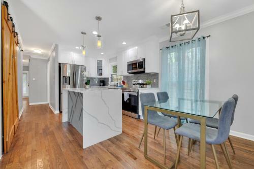 Eclectic 3-br Upstairs Unit W/free Parking & Wi-fi