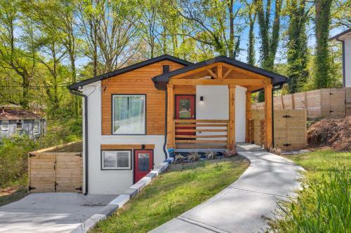 Eclectic 3-br Upstairs Unit W/free Parking & Wi-fi
