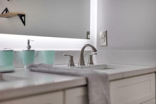 Eclectic 3-br Upstairs Unit W/free Parking & Wi-fi
