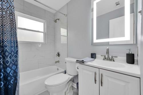 Eclectic 3-br Upstairs Unit W/free Parking & Wi-fi