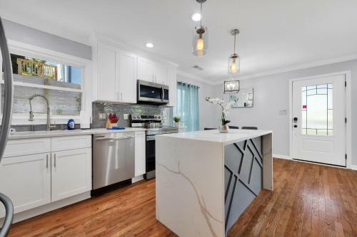 Eclectic 3-br Upstairs Unit W/free Parking & Wi-fi
