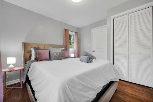 Eclectic 3-br Upstairs Unit W/free Parking & Wi-fi