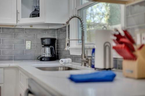 Eclectic 3-br Upstairs Unit W/free Parking & Wi-fi