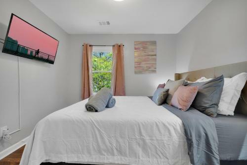 Eclectic 3-br Upstairs Unit W/free Parking & Wi-fi