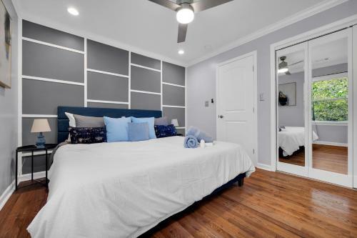 Eclectic 3-br Upstairs Unit W/free Parking & Wi-fi