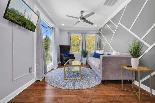 Eclectic 3-br Upstairs Unit W/free Parking & Wi-fi