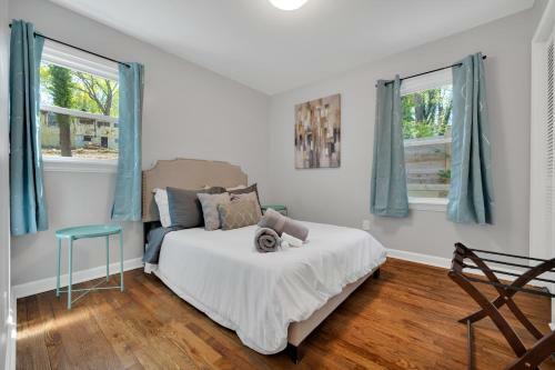 Eclectic 3-br Upstairs Unit W/free Parking & Wi-fi
