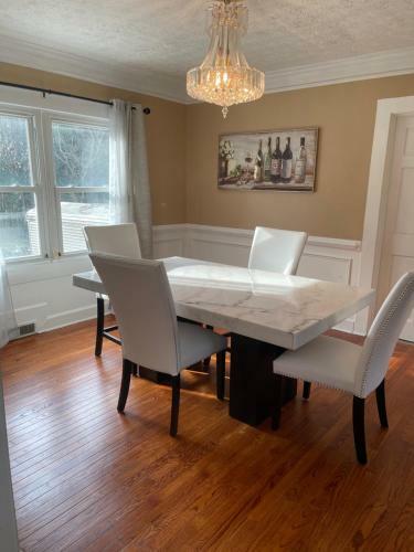 1.5 Acre 5 Br Home 10 Min From Buckhead!