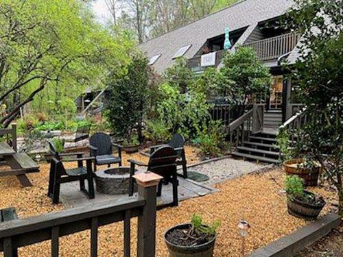 Luxury Riverfront Getaway With Fire Pit And Private Deck