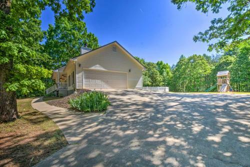 Charming Ranch-style Home Near Lake Lanier!