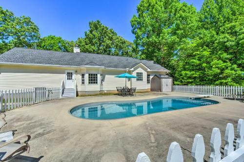 Charming Ranch-style Home Near Lake Lanier!