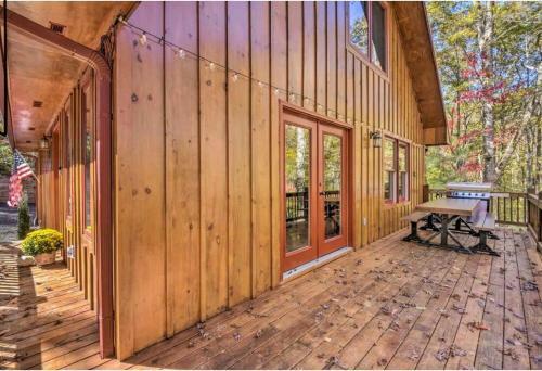 Cozy Mountain Cabin! W/ Game Room & Fire Pit