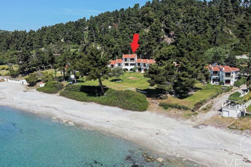 Aqua Blue, Beachfront 3-bdrm Maisonette
