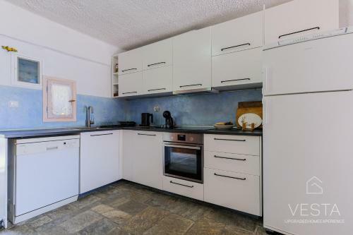 Aqua Blue, Beachfront 3-bdrm Maisonette