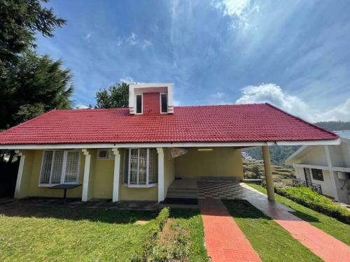Rustic 3-br Villa W/ Front & Back Yards In The Mountains