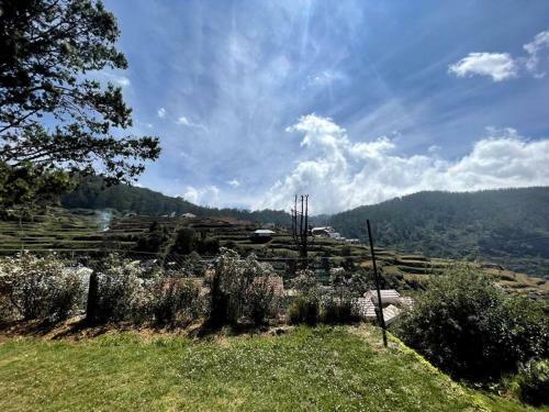 Rustic 3-br Villa W/ Front & Back Yards In The Mountains