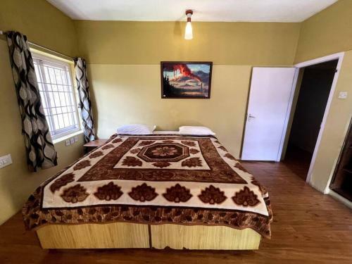 Rustic 3-br Villa W/ Front & Back Yards In The Mountains