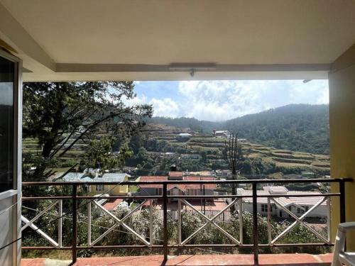 Rustic 3-br Villa W/ Front & Back Yards In The Mountains