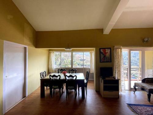 Rustic 3-br Villa W/ Front & Back Yards In The Mountains