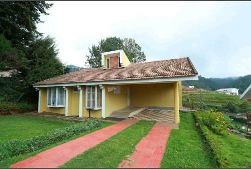 Rustic 3-br Villa W/ Front & Back Yards In The Mountains