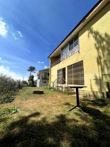 Rustic 3-br Villa W/ Front & Back Yards In The Mountains