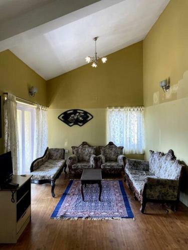 Rustic 3-br Villa W/ Front & Back Yards In The Mountains