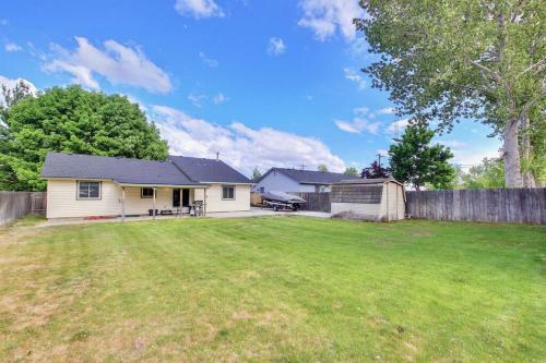 A La Mode Homestyle 3 Bedroom Centered In Meridian, Id