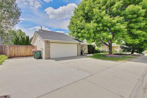 A La Mode Homestyle 3 Bedroom Centered In Meridian, Id