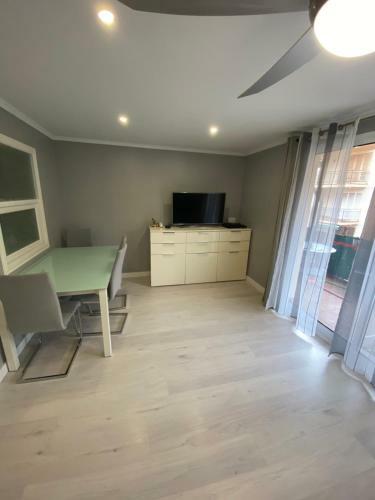 Apartamento La Pineda , Centro , 1 Minuto Del Mar