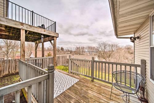Dubuque Apartment With Deck Less Than 1 Mi To Downtown!