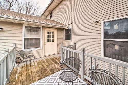 Dubuque Apartment With Deck Less Than 1 Mi To Downtown!