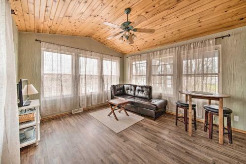 Dubuque Apartment With Deck Less Than 1 Mi To Downtown!