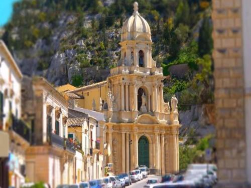 Spacious Apartment In Modica With Shared Pool