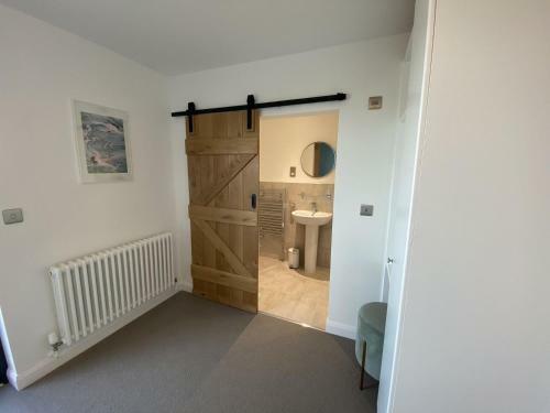 2 Bed Ground Floor Apartment - 11 Plas