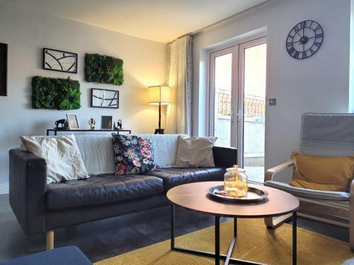 Conveniently Located Modern 3 Bedroom W/ Parking