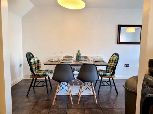 Conveniently Located Modern 3 Bedroom W/ Parking