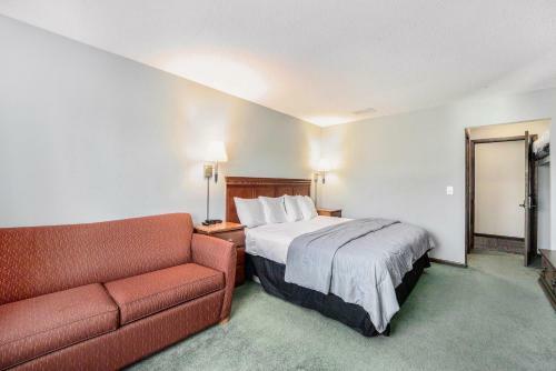 Snow Chasers Lodge - Room 14