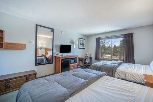 Snow Chasers Lodge - Room 11