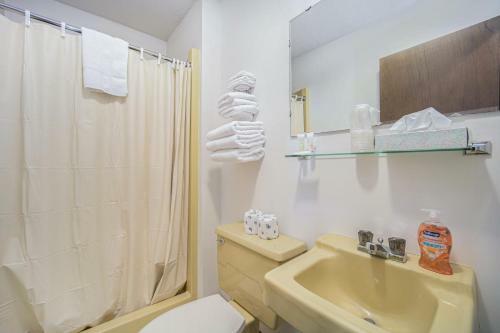 Snow Chasers Lodge - Room 11