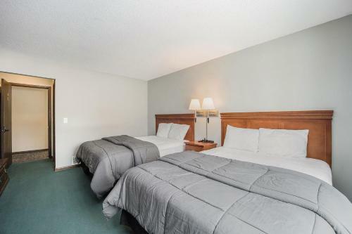 Snow Chasers Lodge - Room 4