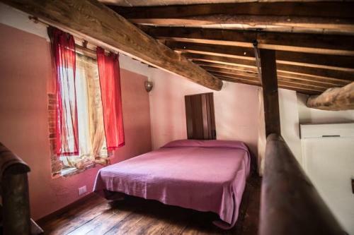 Hostal Castel D?arno Guest House