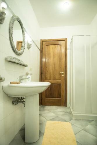 Hostal Castel D?arno Guest House