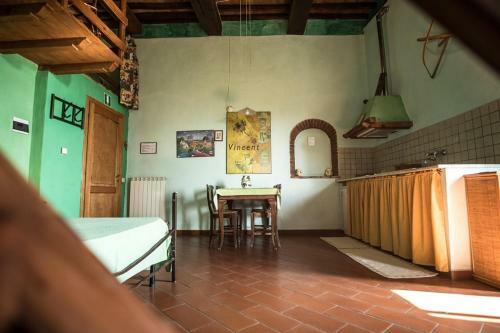 Hostal Castel D?arno Guest House