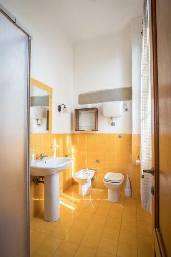 Hostal Castel D?arno Guest House