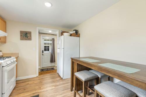 Perfect Getaway 2 Bedroom East Lansing Home With Garage
