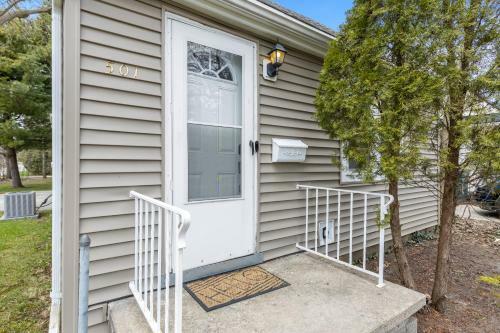 Perfect Getaway 2 Bedroom East Lansing Home With Garage