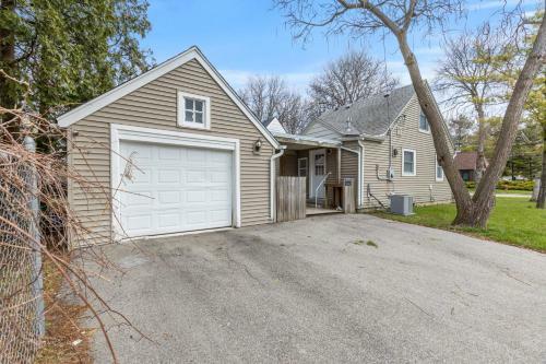 Perfect Getaway 2 Bedroom East Lansing Home With Garage