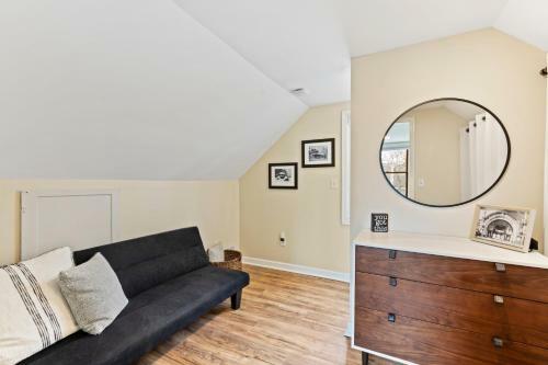 Perfect Getaway 2 Bedroom East Lansing Home With Garage
