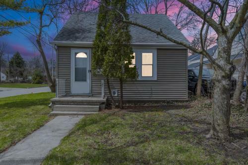 Perfect Getaway 2 Bedroom East Lansing Home With Garage