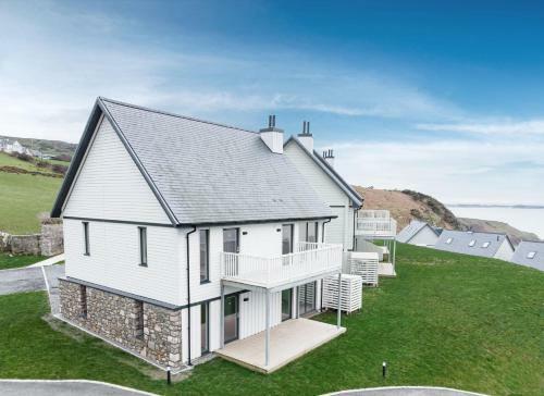 2 Bed Penthouse Apartment - 10 Plas